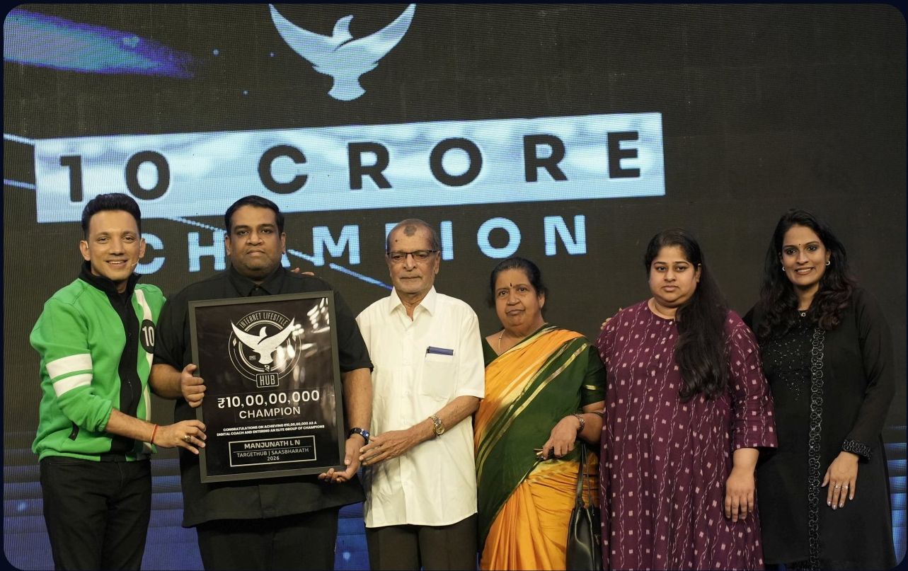 Manjunath Nagaraja receiving the 10 Crore Champion award on stage
